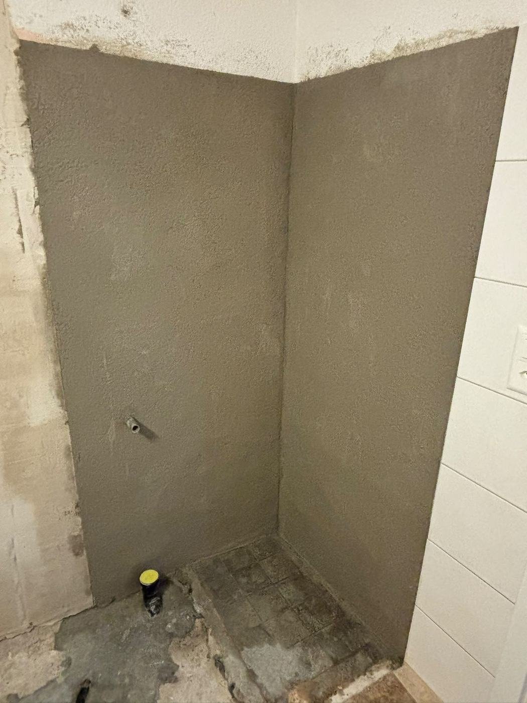Putzarbeiten – frisch verputzte Duschecke